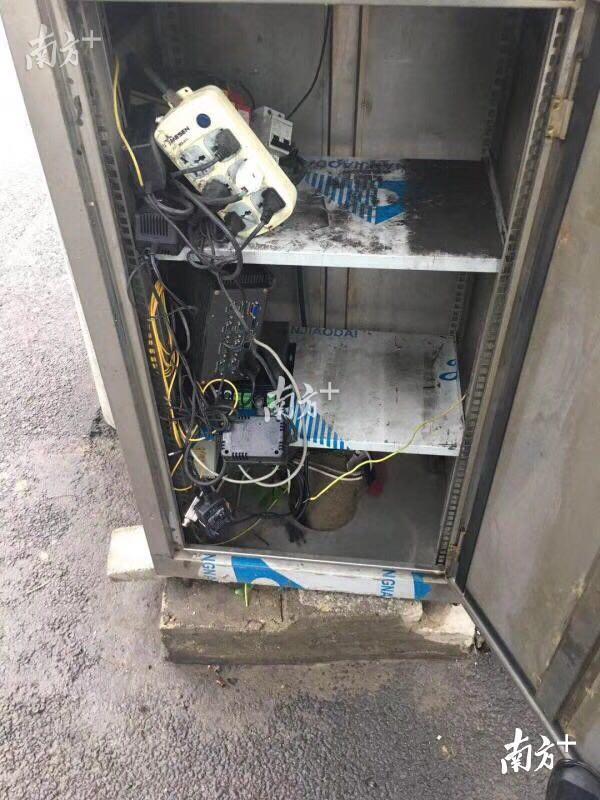 死者家属称在事故现场红绿灯附近发现一处设备，设备内部有六孔插线板和各种电线。受访者供图