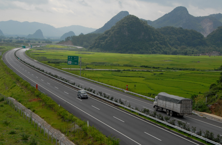 桂梧高速公路在贺州田园风光中穿越。 桂梧高速公路在贺州田园风光中穿越。
