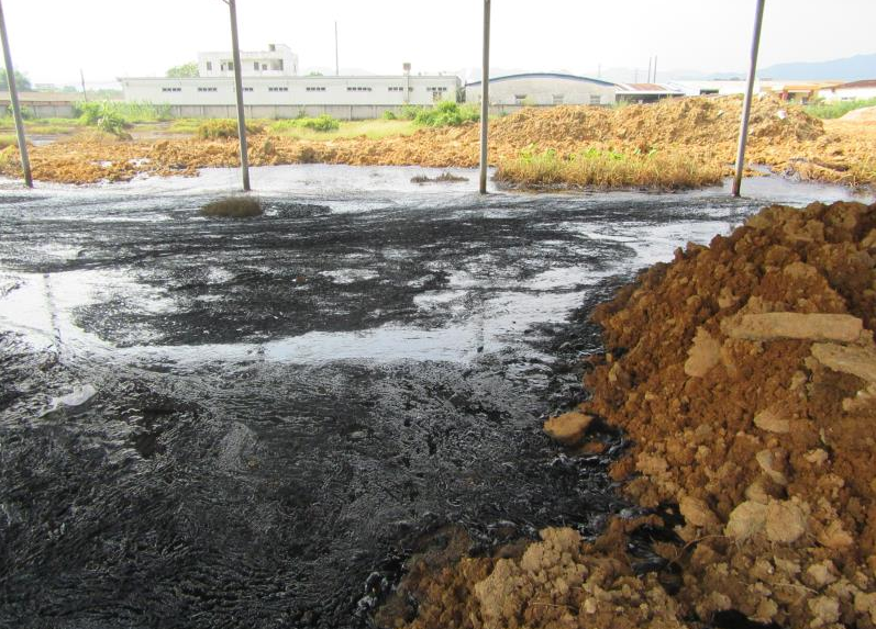 清远市清新区山塘镇低地村委会臻味稻家禽屠宰有限公司西北处铁棚内的槽罐和黑色液体 清远市清新区山塘镇低地村委会臻味稻家禽屠宰有限公司西北处铁棚内的槽罐和黑色液体