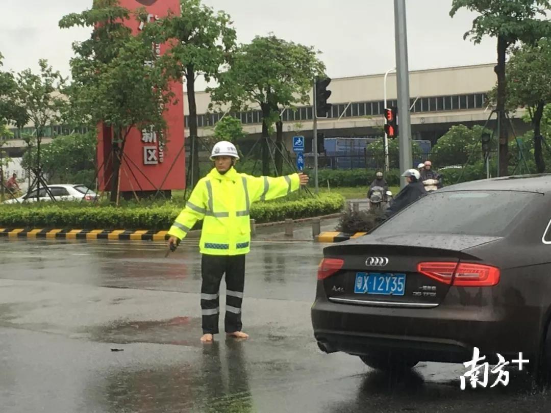 暴雨中穿什么鞋都是摆设,指挥交通干脆赤脚! 暴雨中穿什么鞋都是摆设,指挥交通干脆赤脚!
