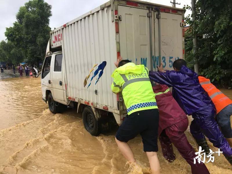 车辆死火,无法动弹,挽起裤脚一起推车! 车辆死火,无法动弹,挽起裤脚一起推车!