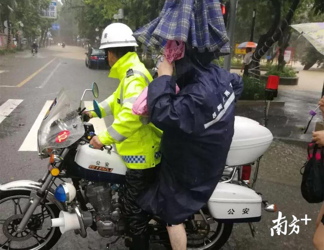 路面积水,交通受阻,江门交警紧急护送考生到考场。 路面积水,交通受阻,江门交警紧急护送考生到考场。