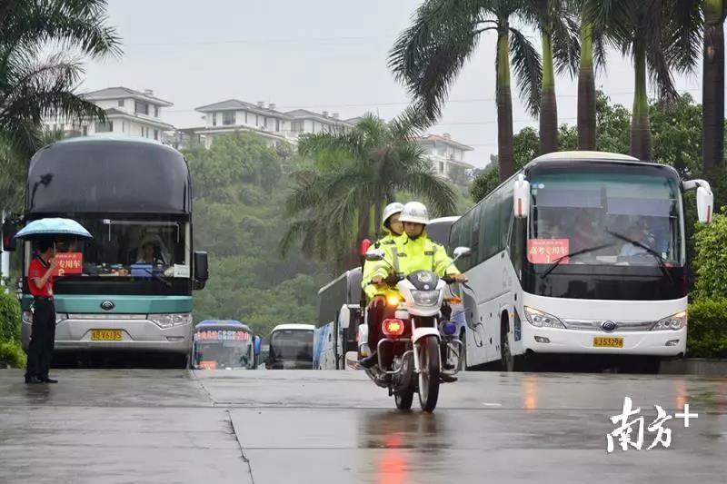 清晨护送高考大巴,祝愿考生都取得好成绩! 清晨护送高考大巴,祝愿考生都取得好成绩!