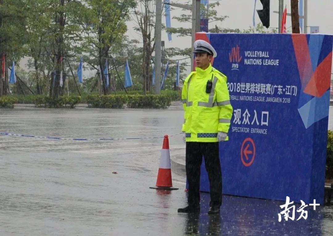 守护世排球赛,大雨中坚守岗位。 守护世排球赛,大雨中坚守岗位。