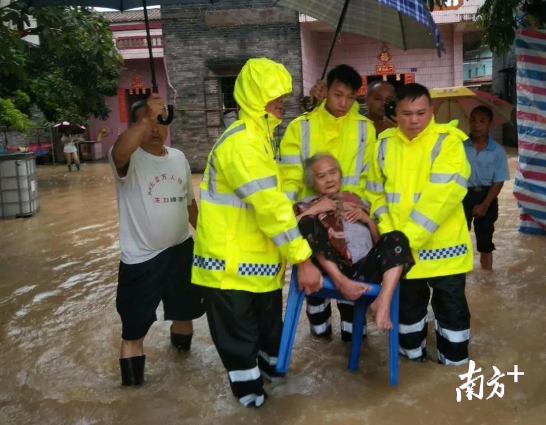 洪水中安全转移老奶奶。 洪水中安全转移老奶奶。