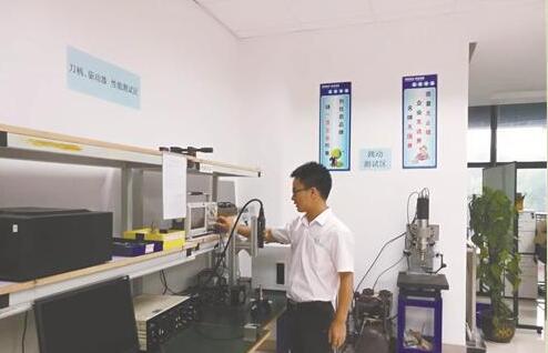 优超精密研发人员在进行产品检测