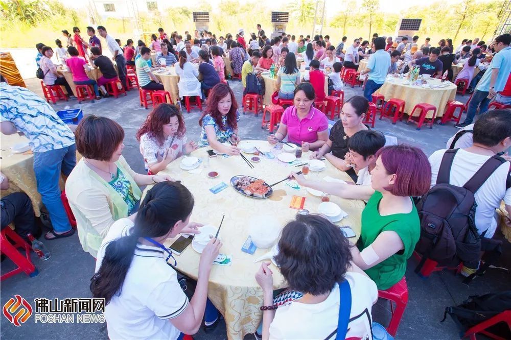 往年龙船饭及包粽现场。