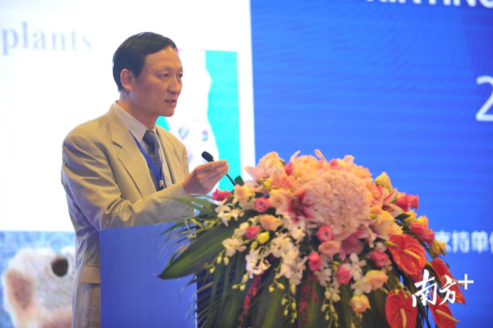 北京大学第三附属医院大外科主任刘忠军在会上介绍了3D打印技术在骨科领域的“未来”技术。戴嘉信 摄 北京大学第三附属医院大外科主任刘忠军在会上介绍了3D打印技术在骨科领域的“未来”技术。戴嘉信 摄