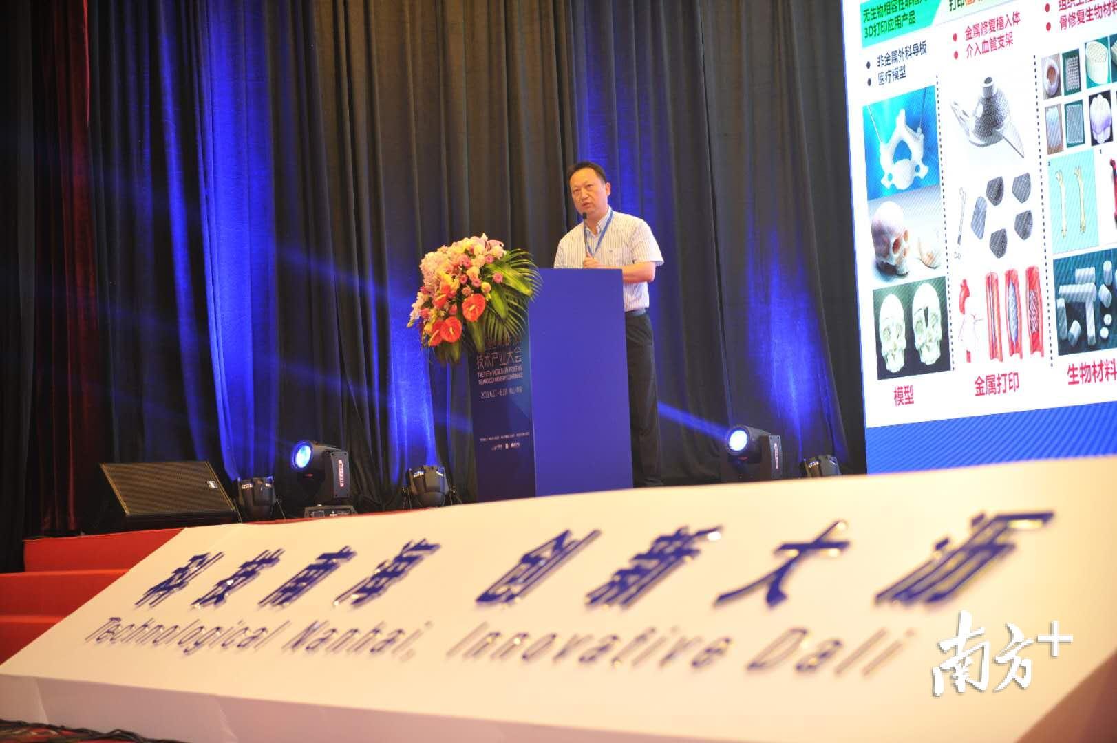 南方医科大学教授黄文华在会上分享了自己对3D打印在生物康复领域应用的实践案例和未来展望。戴嘉信 摄