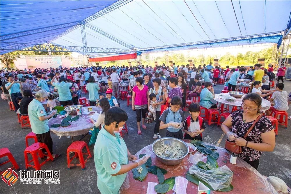 往年龙船饭及包粽现场。