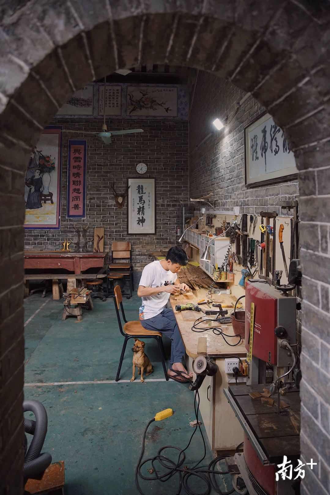 △去年,在自己的出生地广州黄埔下沙村,张伟潮租下了这座100多年历史的老祠堂,扩建工作室。 △去年,在自己的出生地广州黄埔下沙村,张伟潮租下了这座100多年历史的老祠堂,扩建工作室。