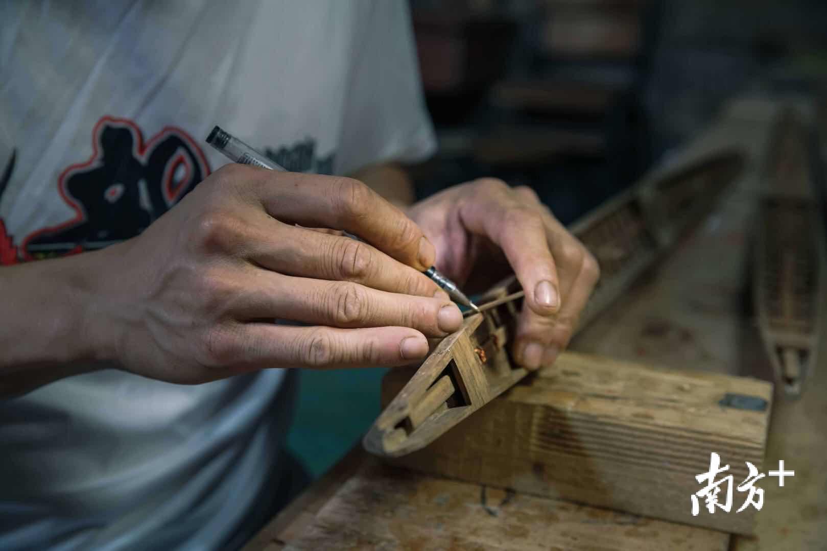 △张伟潮正在制作龙舟模型。 △张伟潮正在制作龙舟模型。