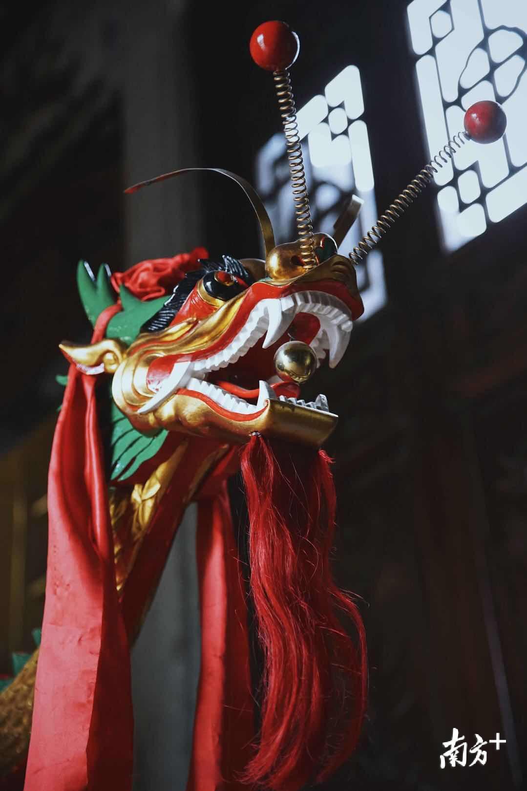 △张伟潮制作的龙头。手工制作龙头要经历十多道繁琐工序,需要下一番精雕细磨的功夫。 △张伟潮制作的龙头。手工制作龙头要经历十多道繁琐工序,需要下一番精雕细磨的功夫。