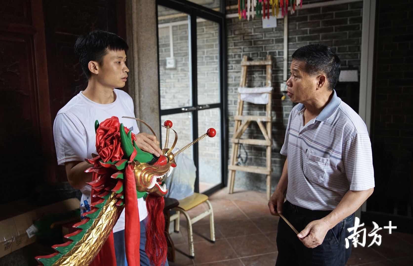 △每当收到制作龙头的订单,张伟潮都会反复和客户进行细节沟通。在他看来,只有充分了解结合本土文化,才能雕刻出龙头的灵魂,设计出的龙头才能独一无二。 △每当收到制作龙头的订单,张伟潮都会反复和客户进行细节沟通。在他看来,只有充分了解结合本土文化,才能雕刻出龙头的灵魂,设计出的龙头才能独一无二。