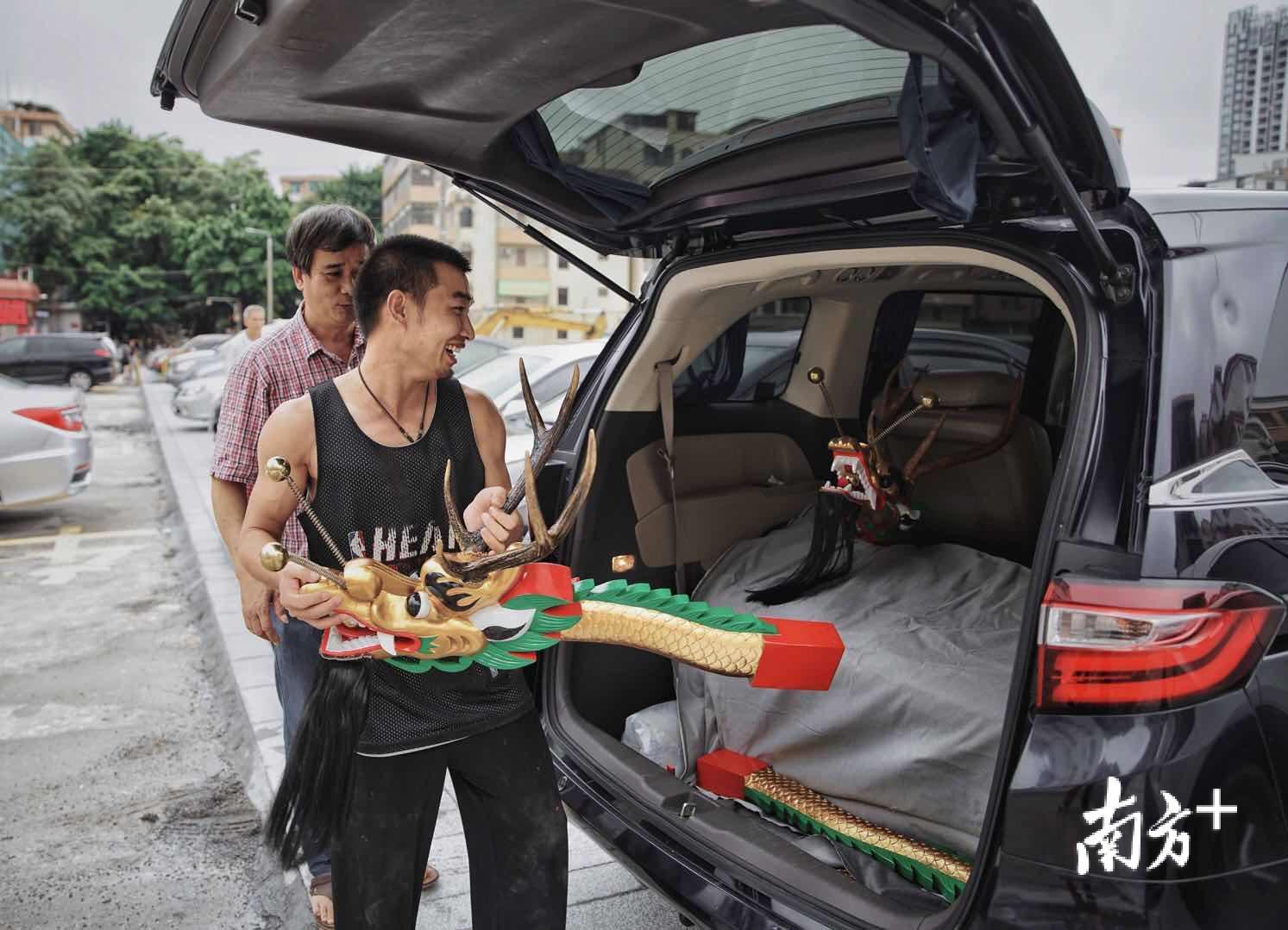 △一位客户到张伟潮工作室取回自己订制的龙头,如今,张伟潮的龙头雕刻手艺蜚声海外,工作室的订单也应接不暇,每年的3-4月是他最繁忙的时候。 △一位客户到张伟潮工作室取回自己订制的龙头,如今,张伟潮的龙头雕刻手艺蜚声海外,工作室的订单也应接不暇,每年的3-4月是他最繁忙的时候。