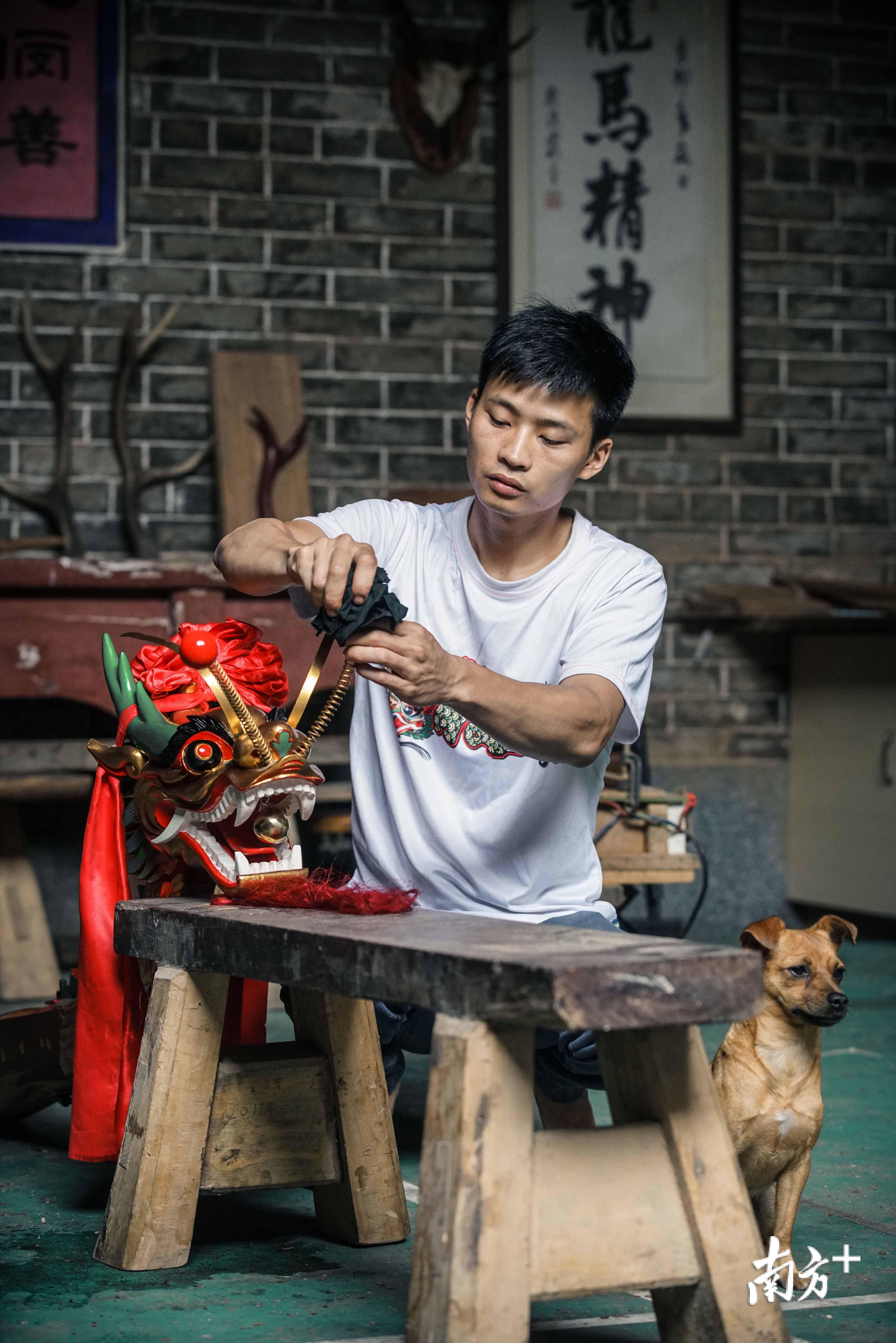 △80后龙舟雕刻师张伟潮,是目前始终坚持手工制作传统龙头的手艺人。 △80后龙舟雕刻师张伟潮,是目前始终坚持手工制作传统龙头的手艺人。