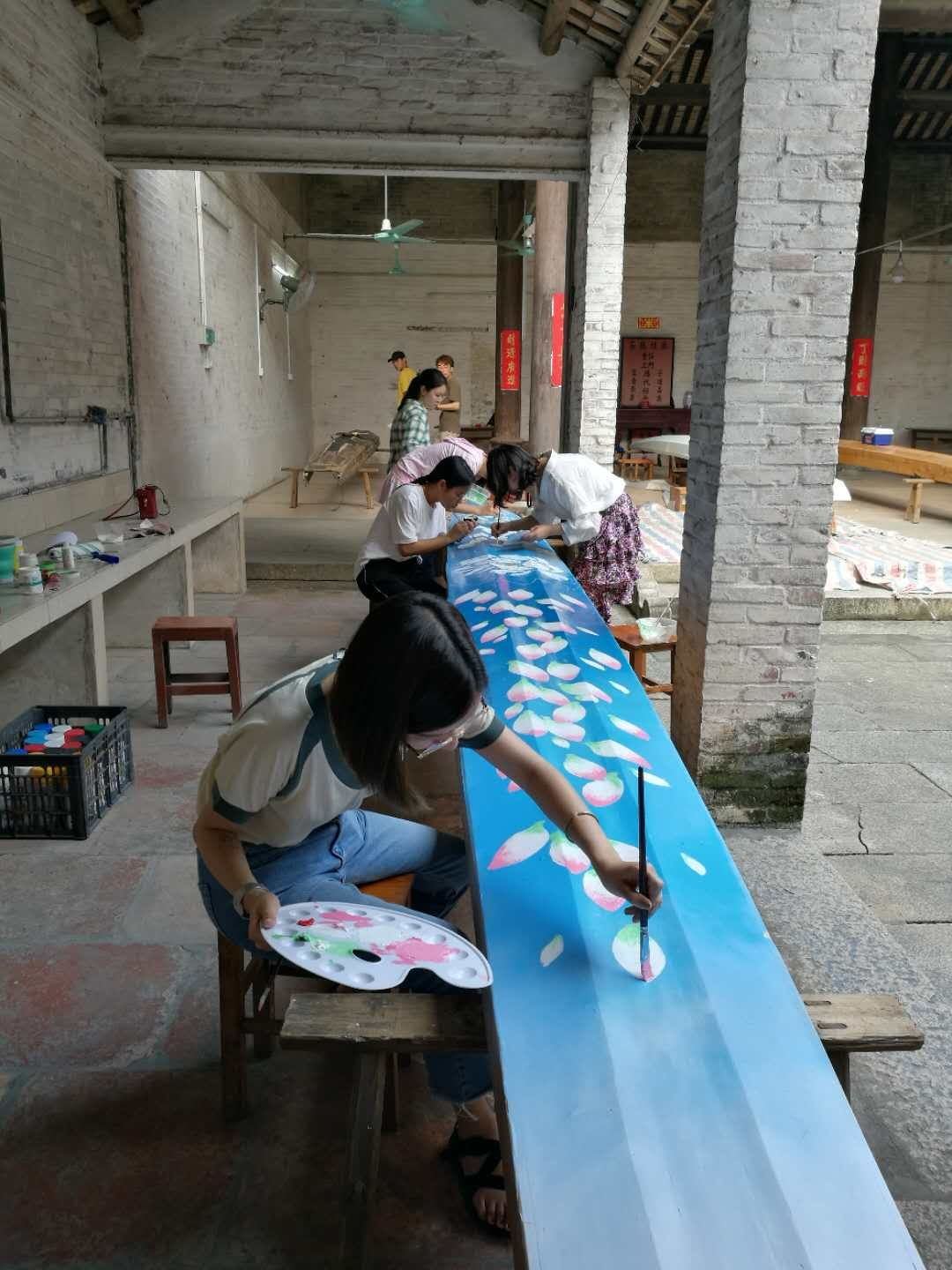 古朗村举行莲艇彩绘活动。杏坛宣办供图