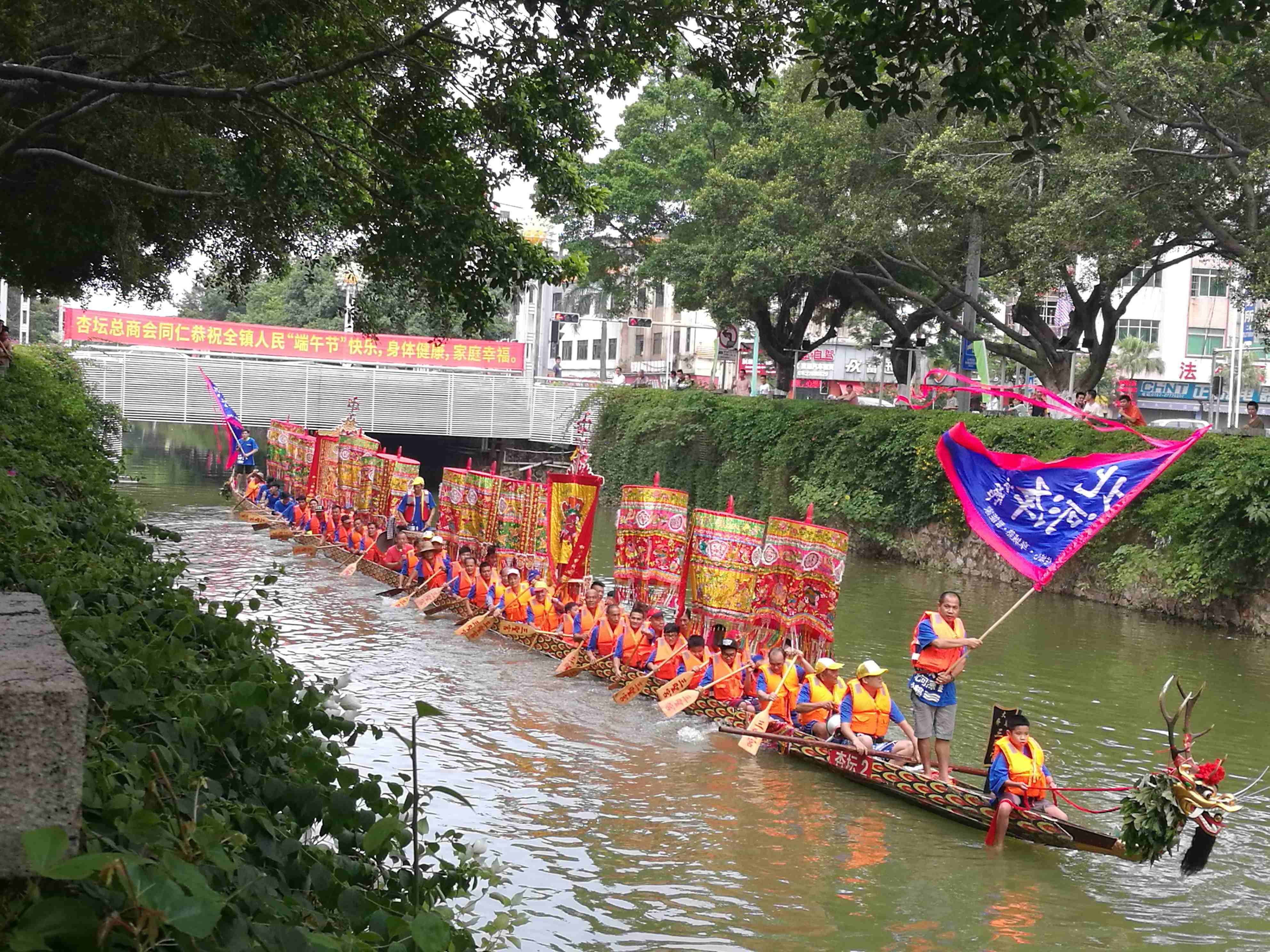 杏坛镇齐新河上举行彩龙竞艳巡游活动。杏坛宣办供图