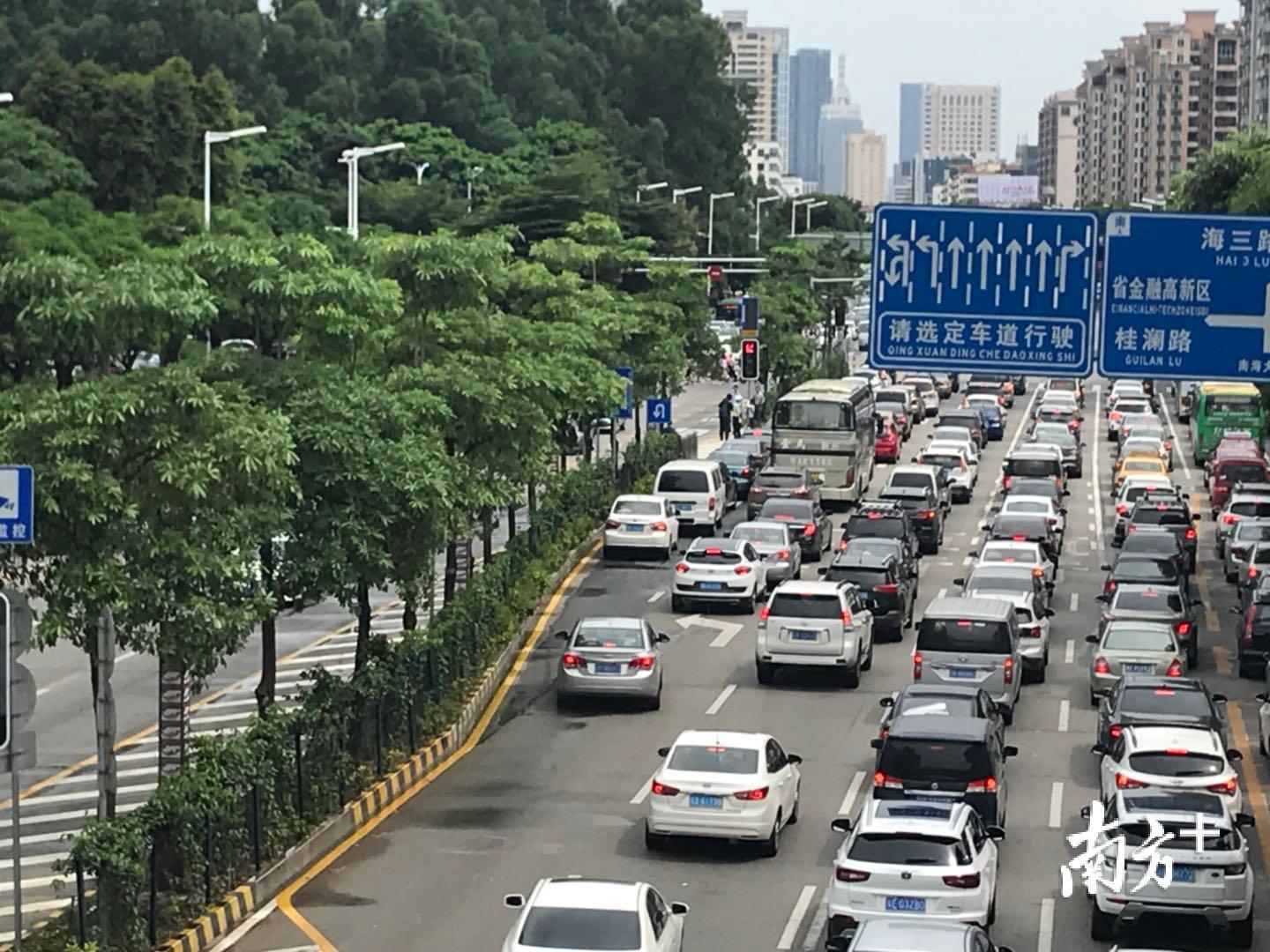 南海大道-海五路路口为北向进入城区的第一个灯控路口，承接了海八路和桂和路两条快速通道交通，路口左转、直行需求大。李欣/摄