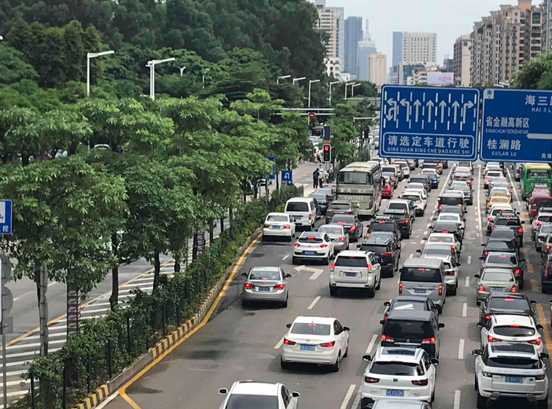 南海大道-海五路路口为北向进入城区的第一个灯控路口,承接了海八路和桂和路两条快速通道交通,路口左转、直行需求大。李欣 摄 南海大道-海五路路口为北向进入城区的第一个灯控路口,承接了海八路和桂和路两条快速通道交通,路口左转、直行需求大。李欣 摄