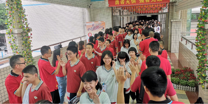 开考前,石门实验学校学生走过“成功门”自信走进考室,老师们给每个学生加油鼓气。校方供图。 开考前,石门实验学校学生走过“成功门”自信走进考室,老师们给每个学生加油鼓气。校方供图。