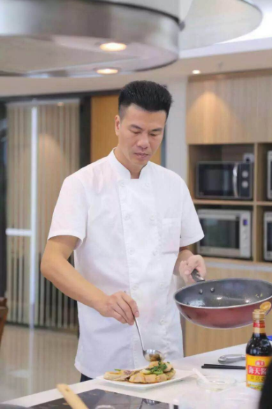 爱乐家庭厨艺生活馆高级中餐老师伍衡杰。 爱乐家庭厨艺生活馆高级中餐老师伍衡杰。