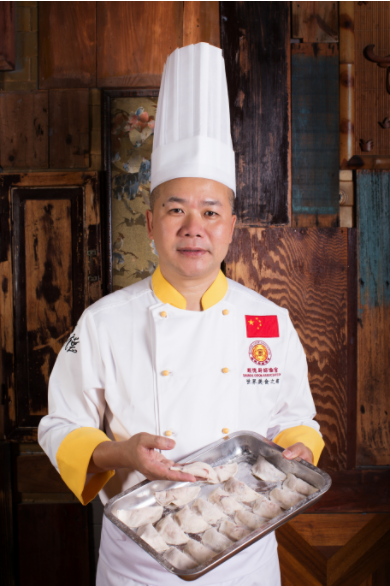 顺德厨师协会常务副会长兼秘书长、顺德十大名厨连庚明。 顺德厨师协会常务副会长兼秘书长、顺德十大名厨连庚明。