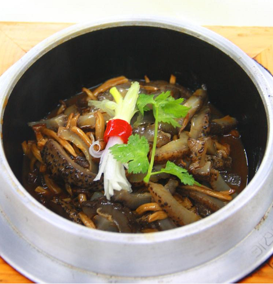 粤菜——石窝蟹味菇海参煲。 粤菜——石窝蟹味菇海参煲。