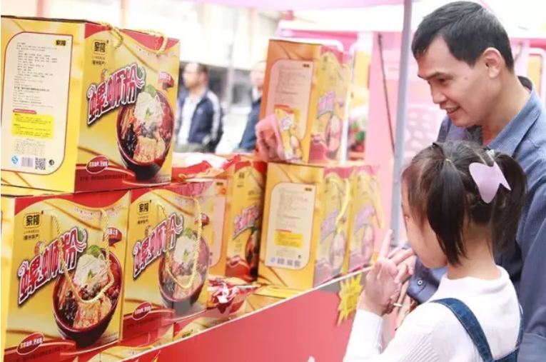 2016首届广西“壮族三月三”国际电商柳州螺蛳粉狂欢节现场。网络图片