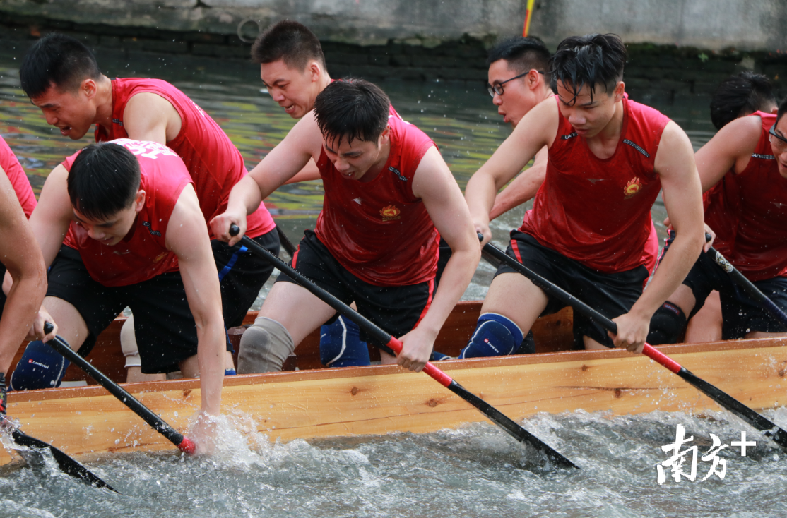 奋力划桨的龙舟队员.