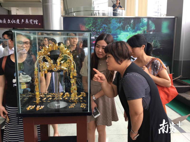 粤剧头饰首次展示吸引不少市民围观。