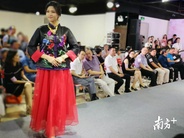 模特们在走秀过程中还将珠宝、香云纱这两个伦教“特产”有机的结合在一起。