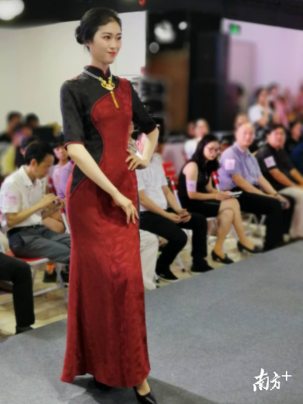 模特们在走秀过程中还将珠宝、香云纱这两个伦教“特产”有机的结合在一起。