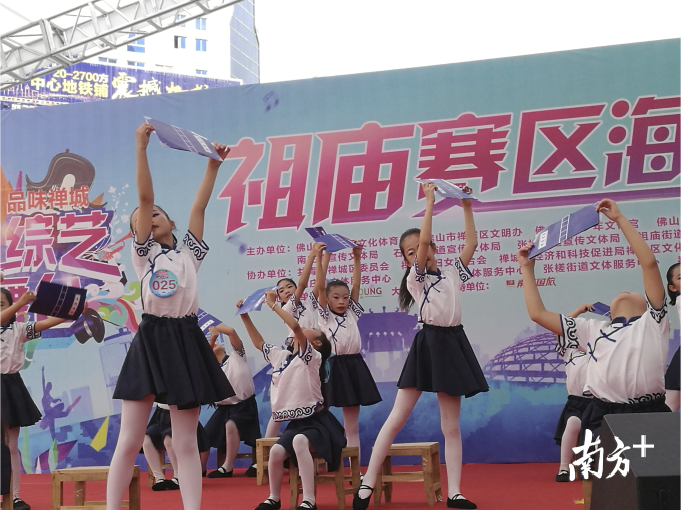 禅城首届“全民综艺大舞台”为全体市民提供展示才艺的平台。孙景锋 摄