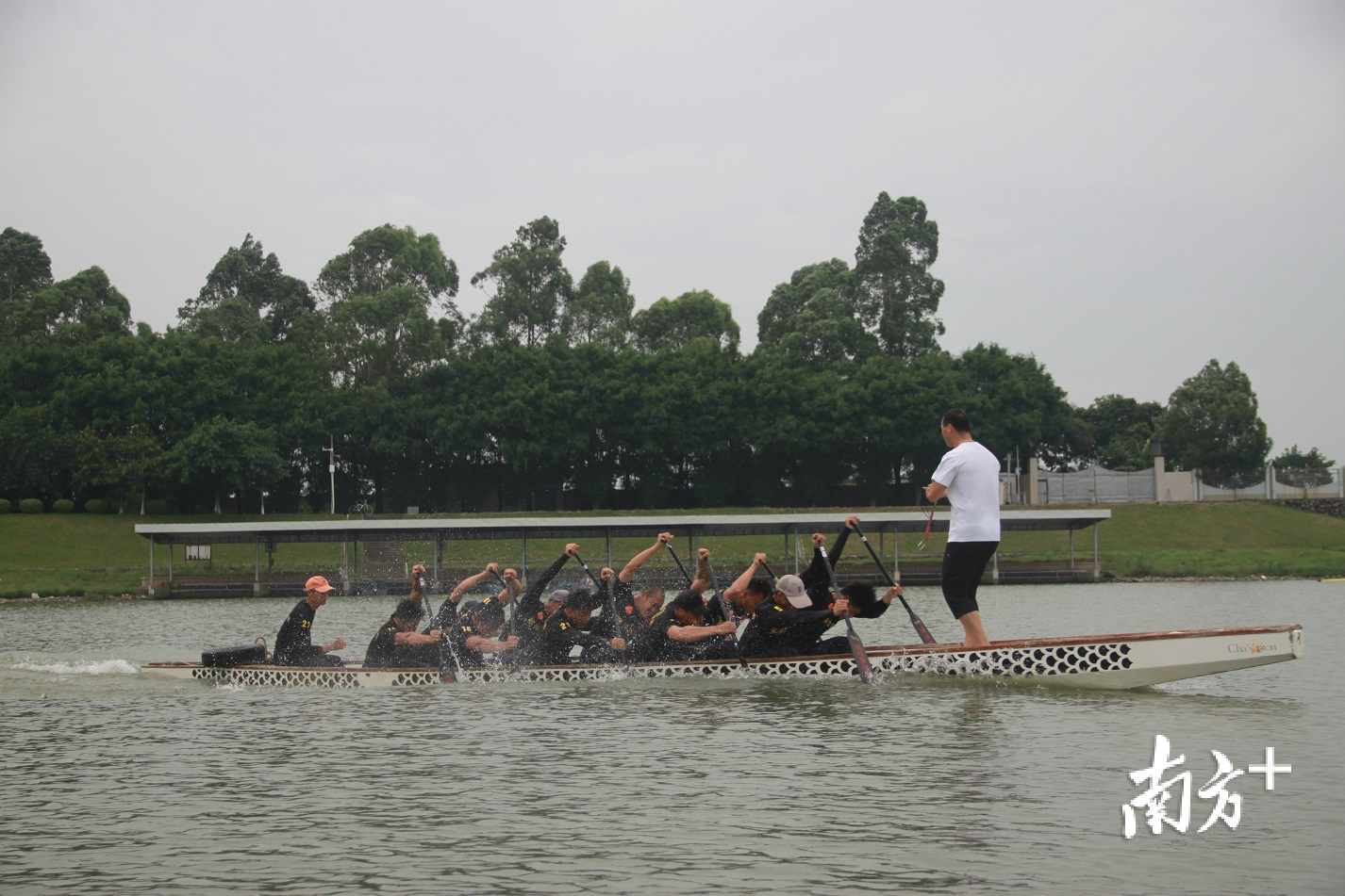 在教练潘广德的指挥下，队员们整齐划一地开展竞速训练。欧阳少伟 摄