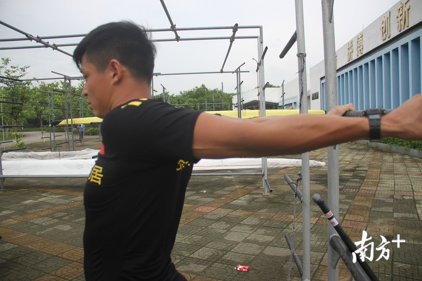 队员们正在进行拉伸训练。欧阳少伟 摄