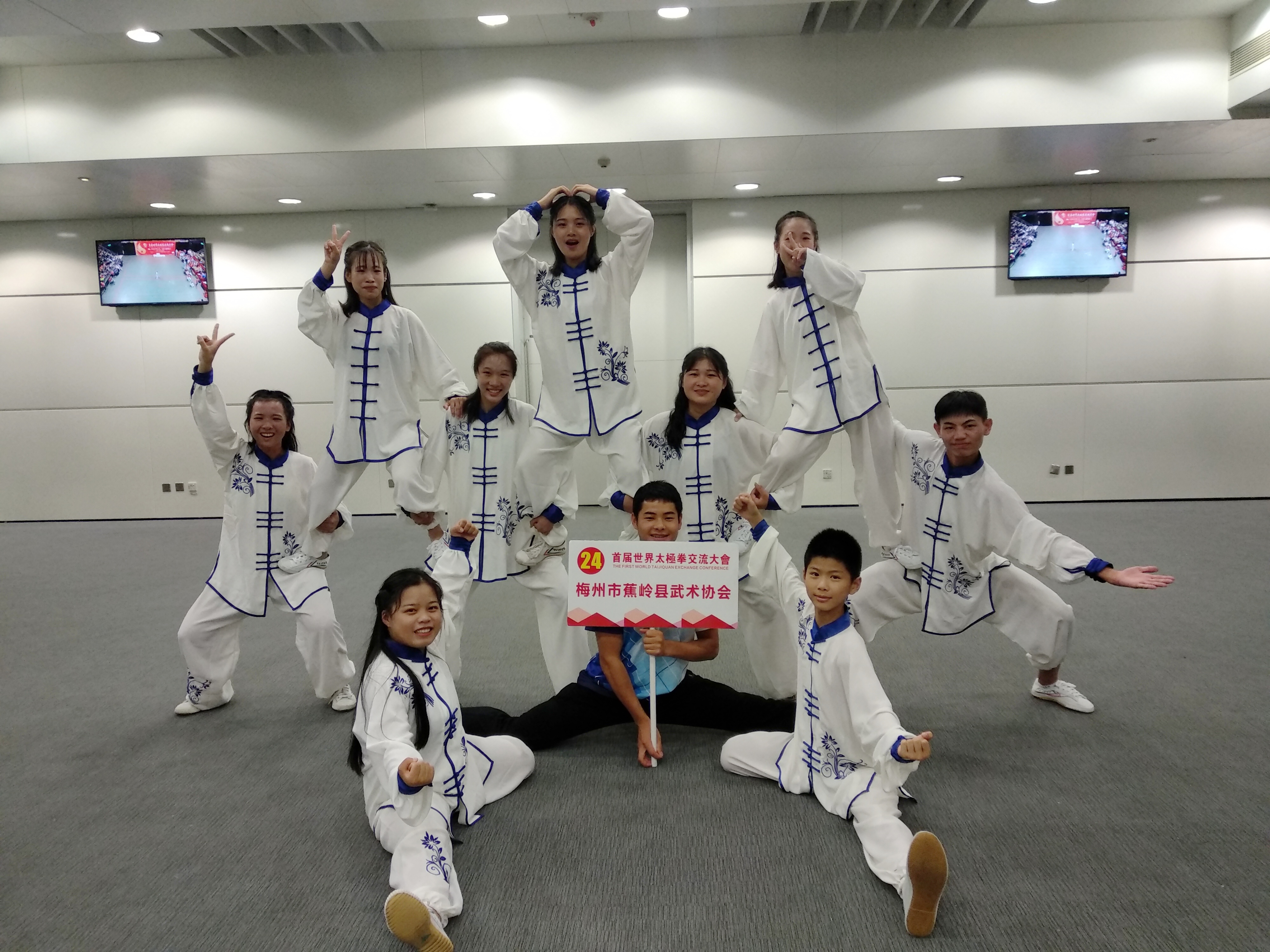 蕉岭武术协会获得了15块金牌，1块银牌，1个团队金奖奖杯。