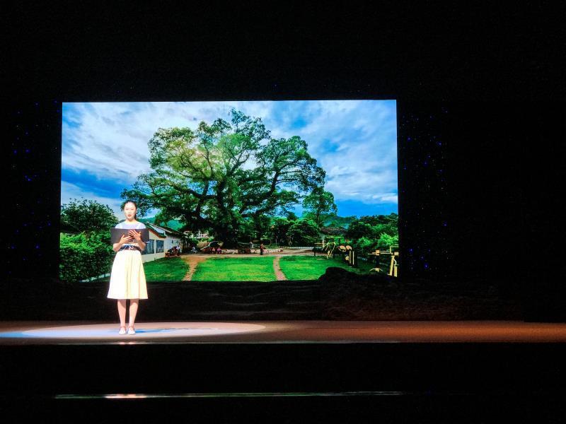 在活动现场,选手以诵读倾诉对大自然的热爱,大赛的作品均为朗诵者自行创作。 在活动现场,选手以诵读倾诉对大自然的热爱,大赛的作品均为朗诵者自行创作。