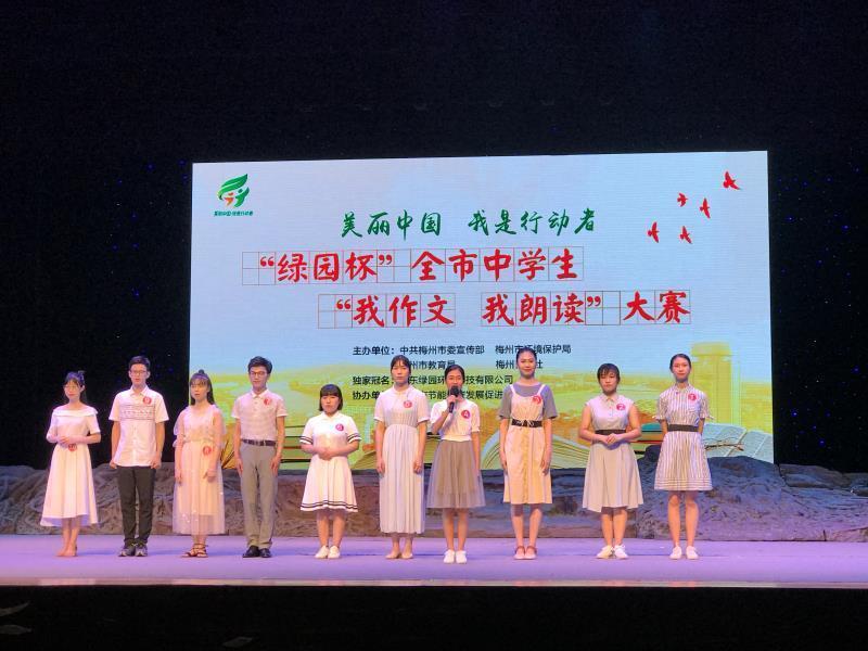 经过初、复赛的角逐,10名选手从200名学生中脱颖而出,进入决赛。 经过初、复赛的角逐,10名选手从200名学生中脱颖而出,进入决赛。