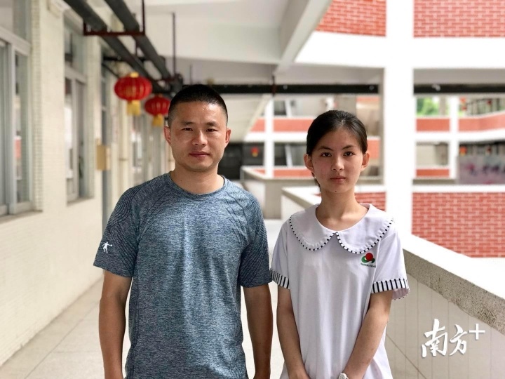 邹华老师与李智宇合影。