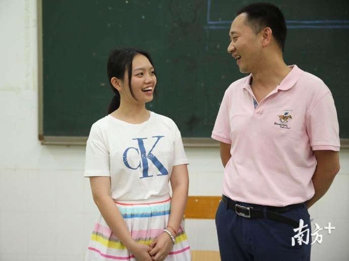 图为陈翎和她的班主任