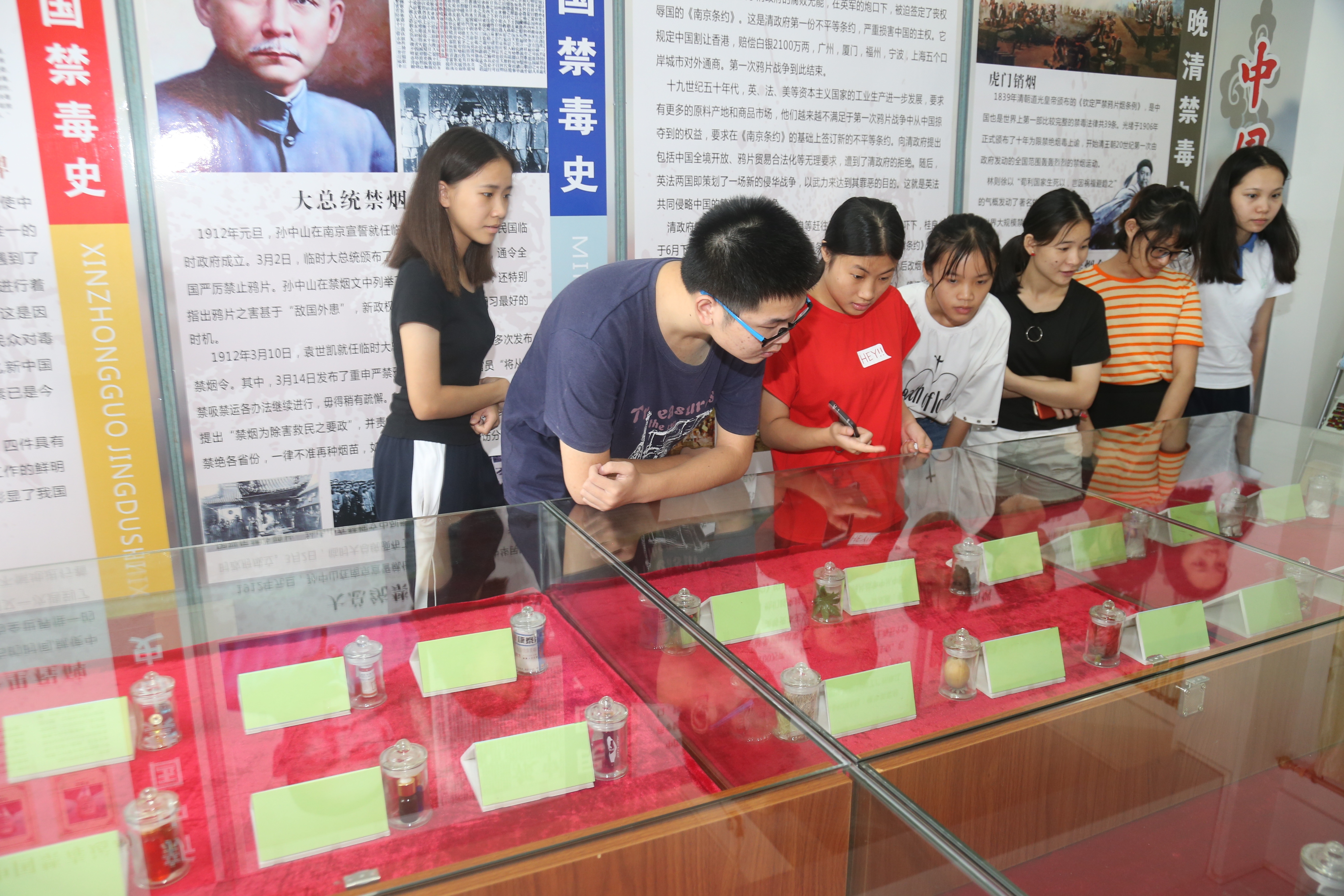 学生正在参观仿真毒品样品展示。