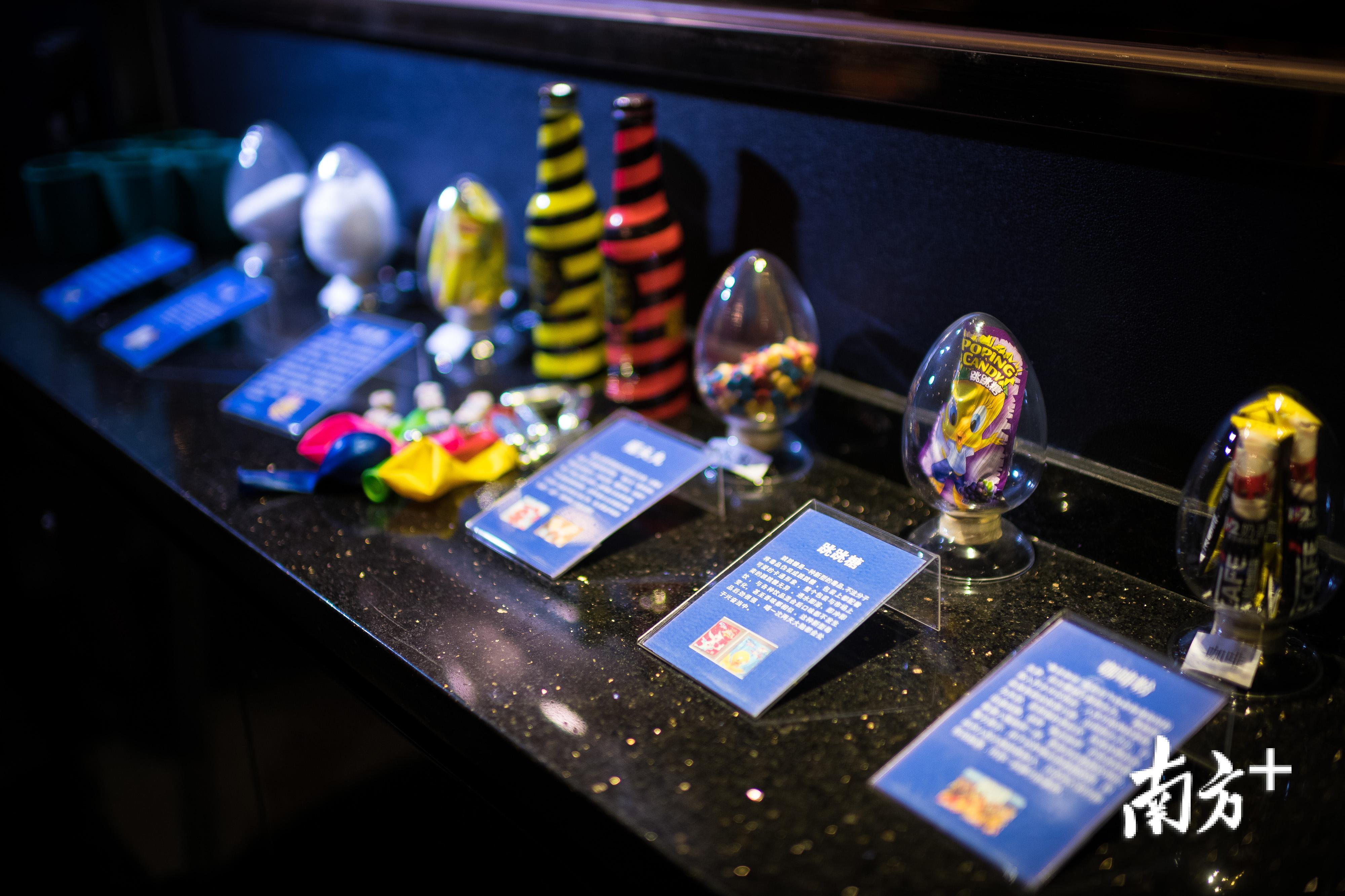 广州警方让禁毒宣传走进KTV，在KTV里展示各式毒品。