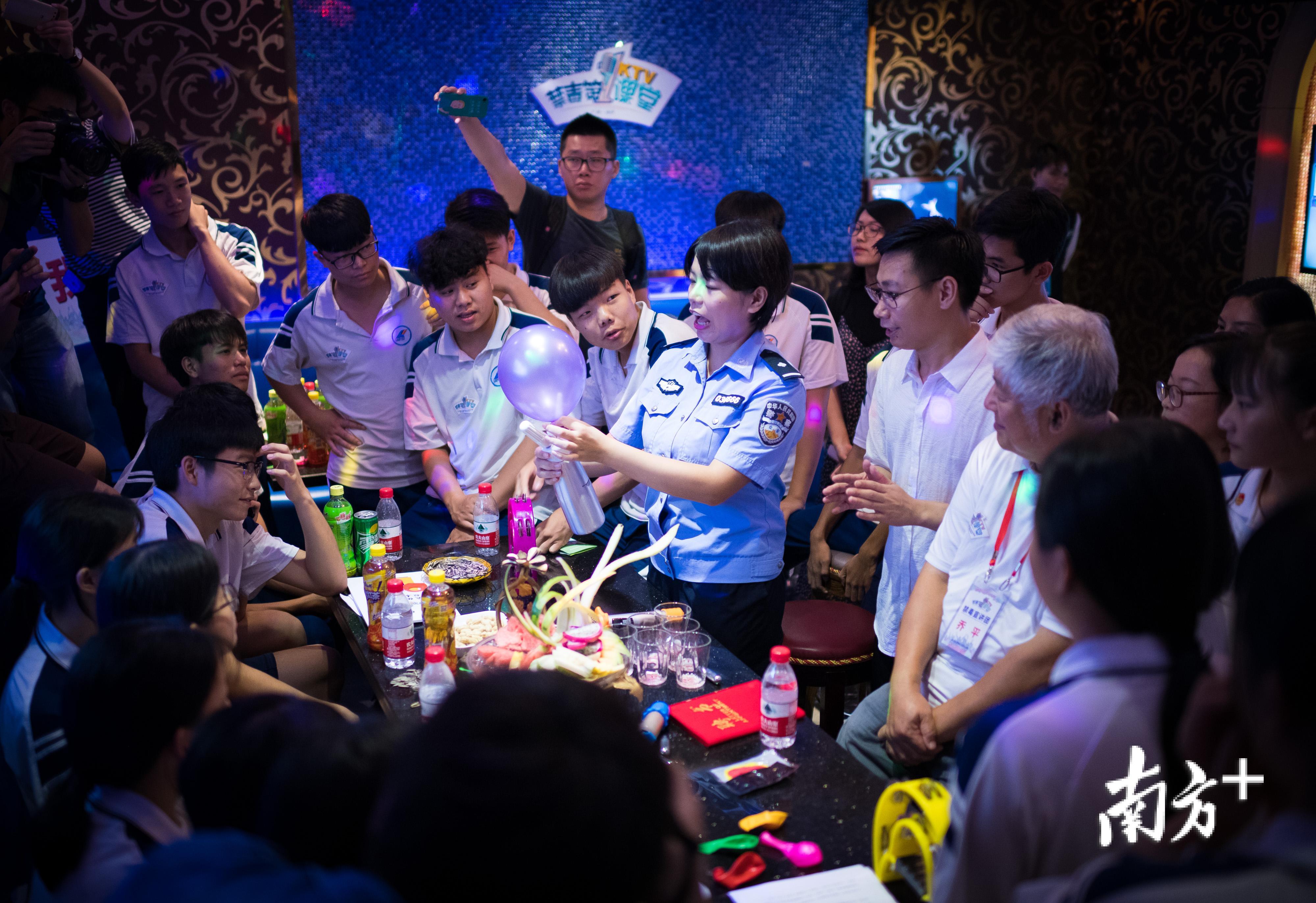 广州警方在ktv内向未成年人展示新型毒品“笑气”，普及毒品相关知识。