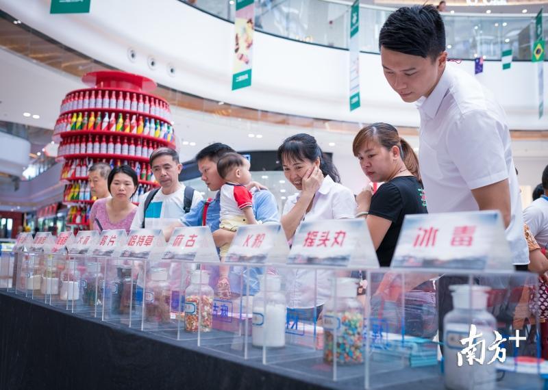 活动现场，广州警方向市民展示各种毒品，普及毒品相关知识。