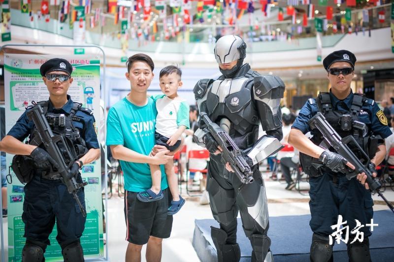 市民与禁毒机械战警合影。