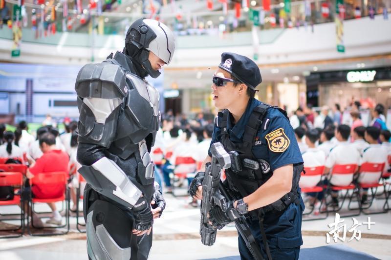 禁毒机械战警亮相活动现场，向未成年人宣传禁毒相关知识。