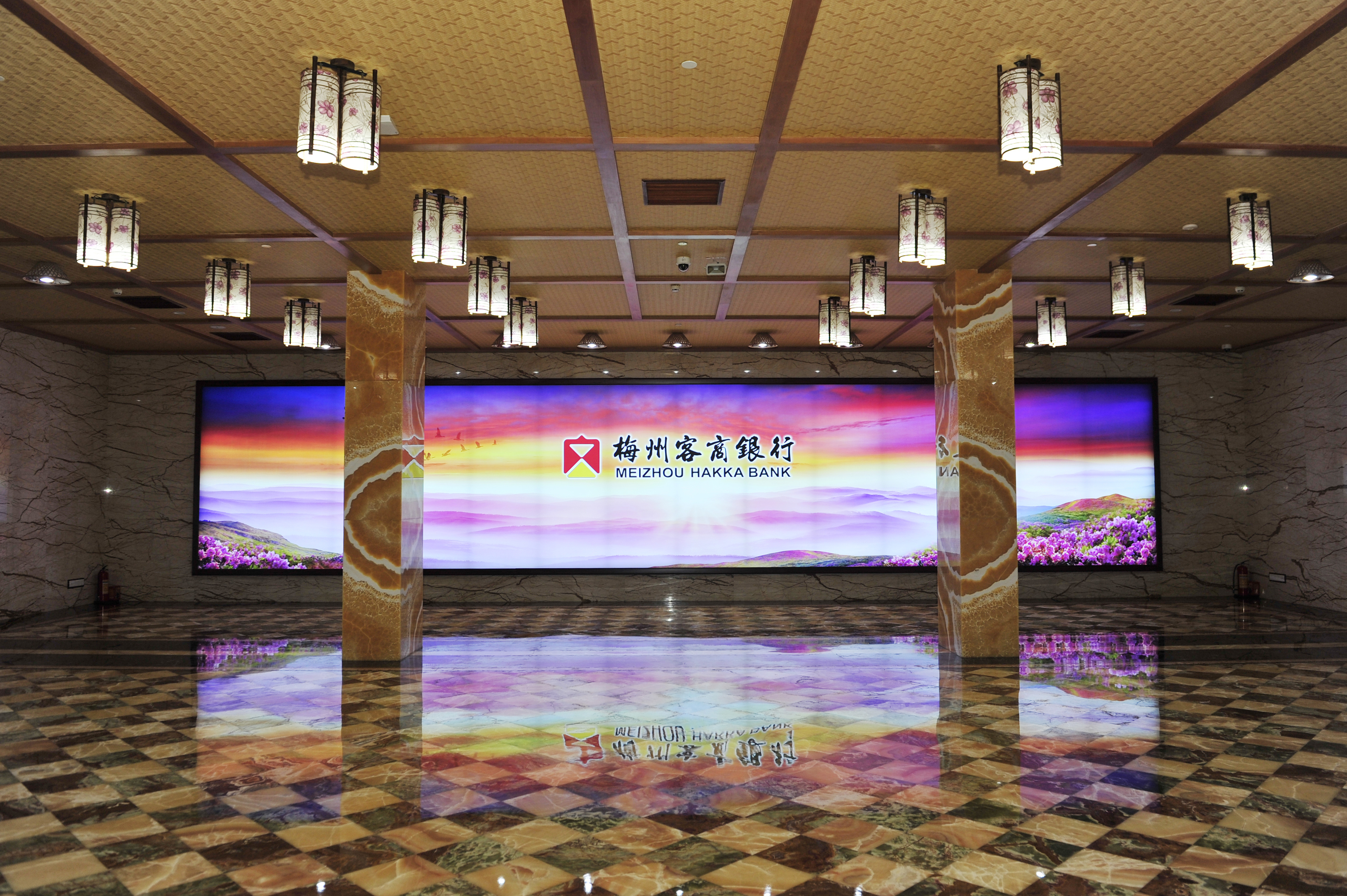 梅州客商银行宽敞明亮的营业大厅一角。 梅州客商银行宽敞明亮的营业大厅一角。