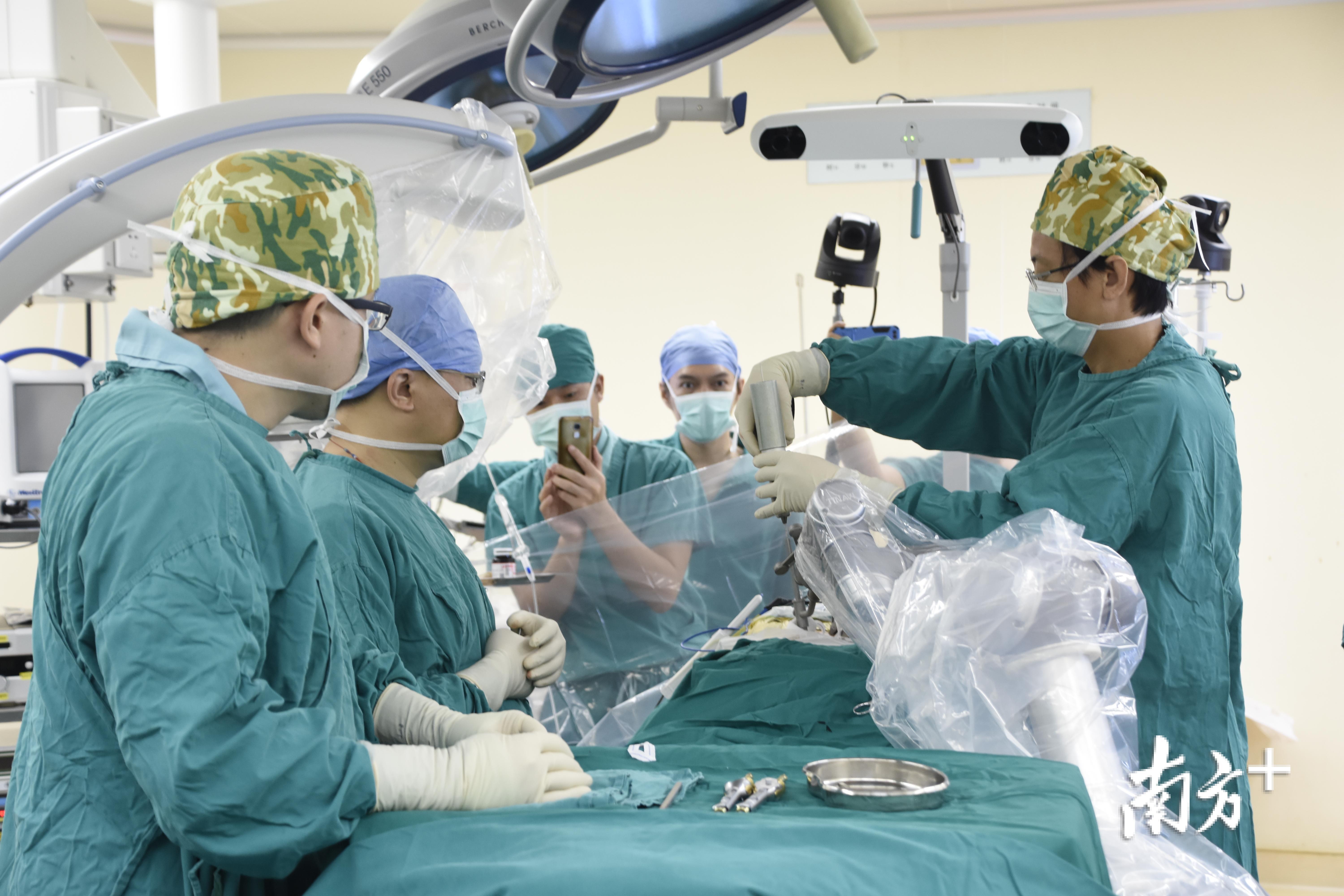 医生根据手术机器人的导航，进行手术操作