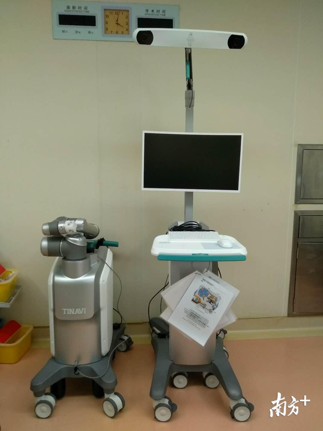 手术机器人操作臂（左）及实时定位系统（右）